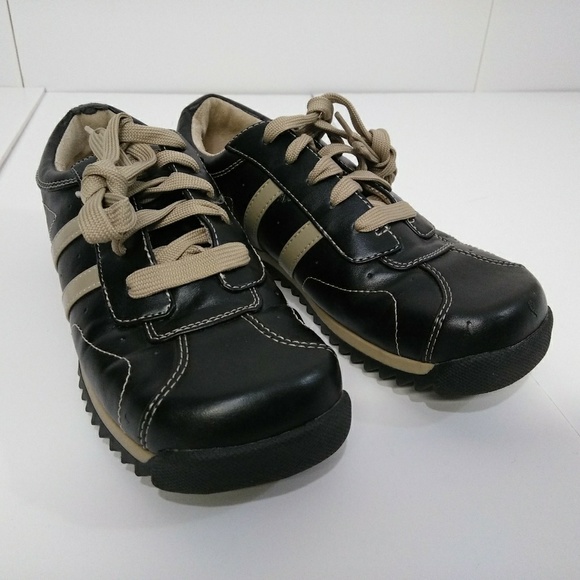 Ellemenno Sneaky Round Toe Sneakers - Picture 2 of 4